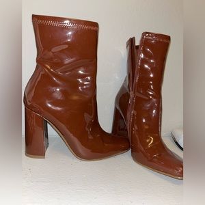 Brand new Steve Madden brown latex type boots